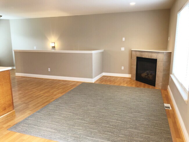 Sala de estar/chimenea a gas - 202 E 56th Ave