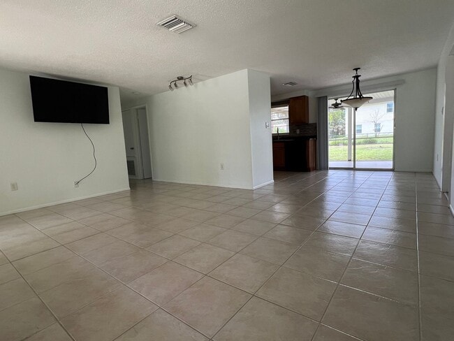 Building Photo - ** Annual ** 2 Bed / 2 Bath ** Single Fami...