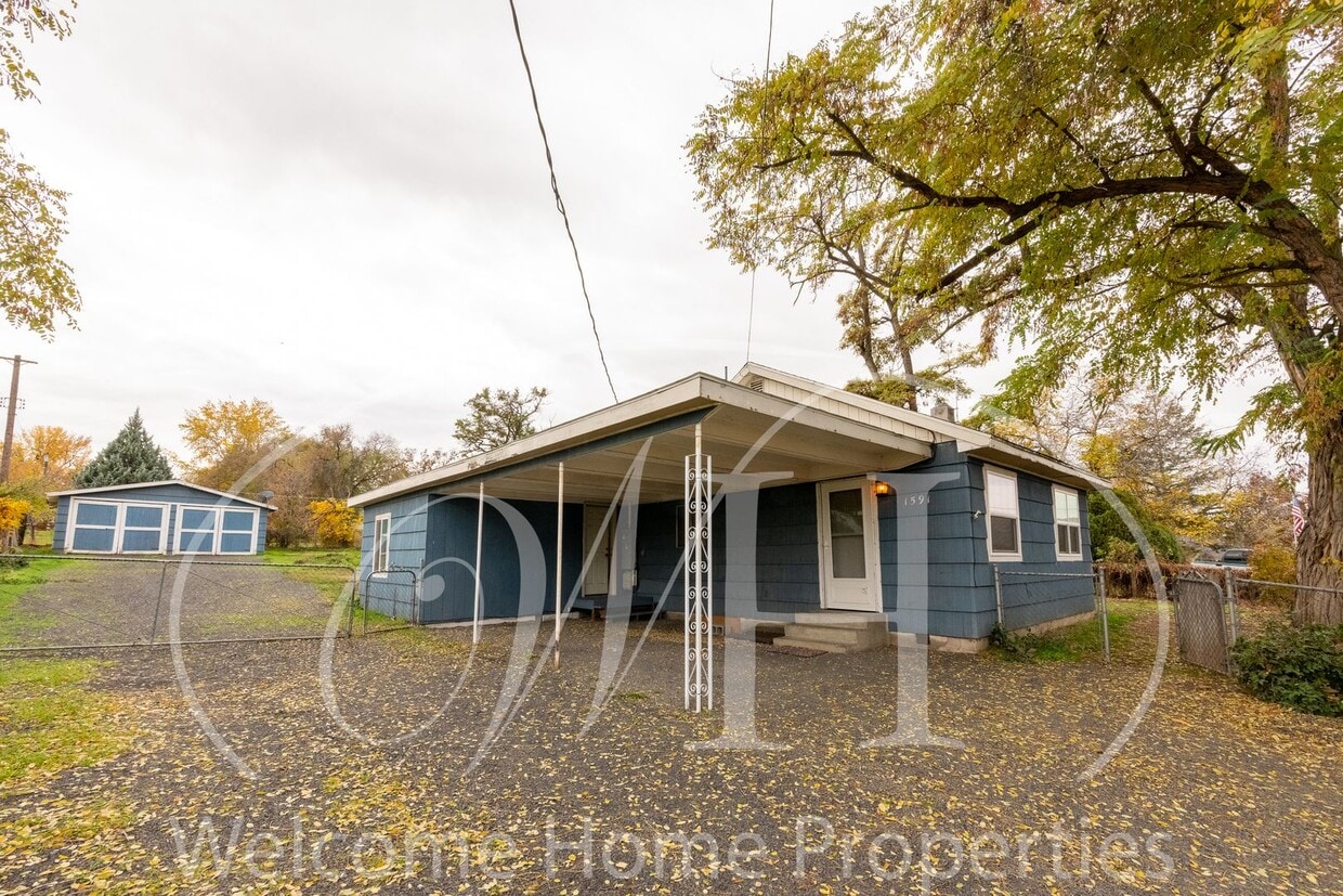 Foto principal - Comfortable 3-Bedroom Home with Fenced Yard and Attached Carport