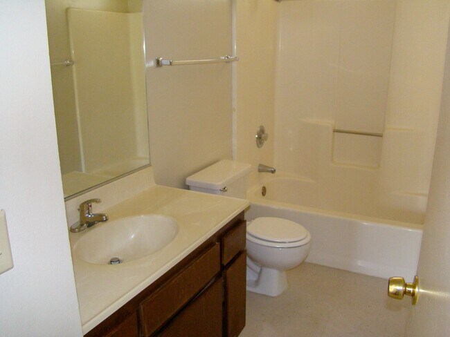 Foto del edificio - 15554 Bear Valley Rd