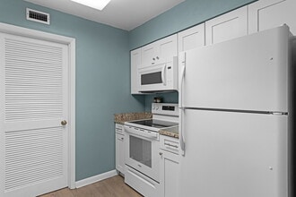 Building Photo - 260 Crown Oaks Way