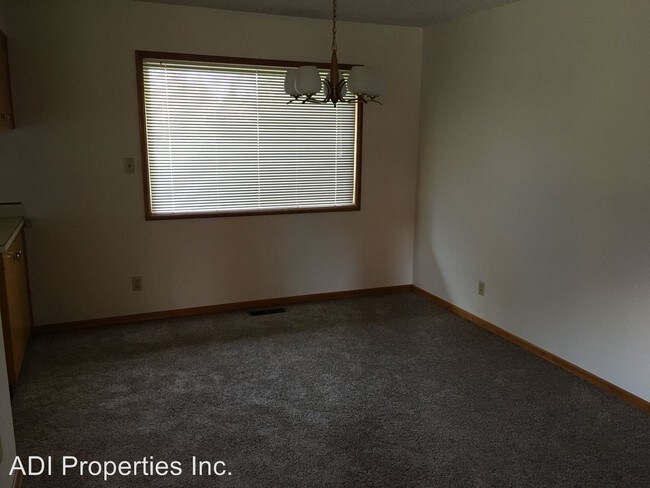 Building Photo - 13115 SW Foothill Dr