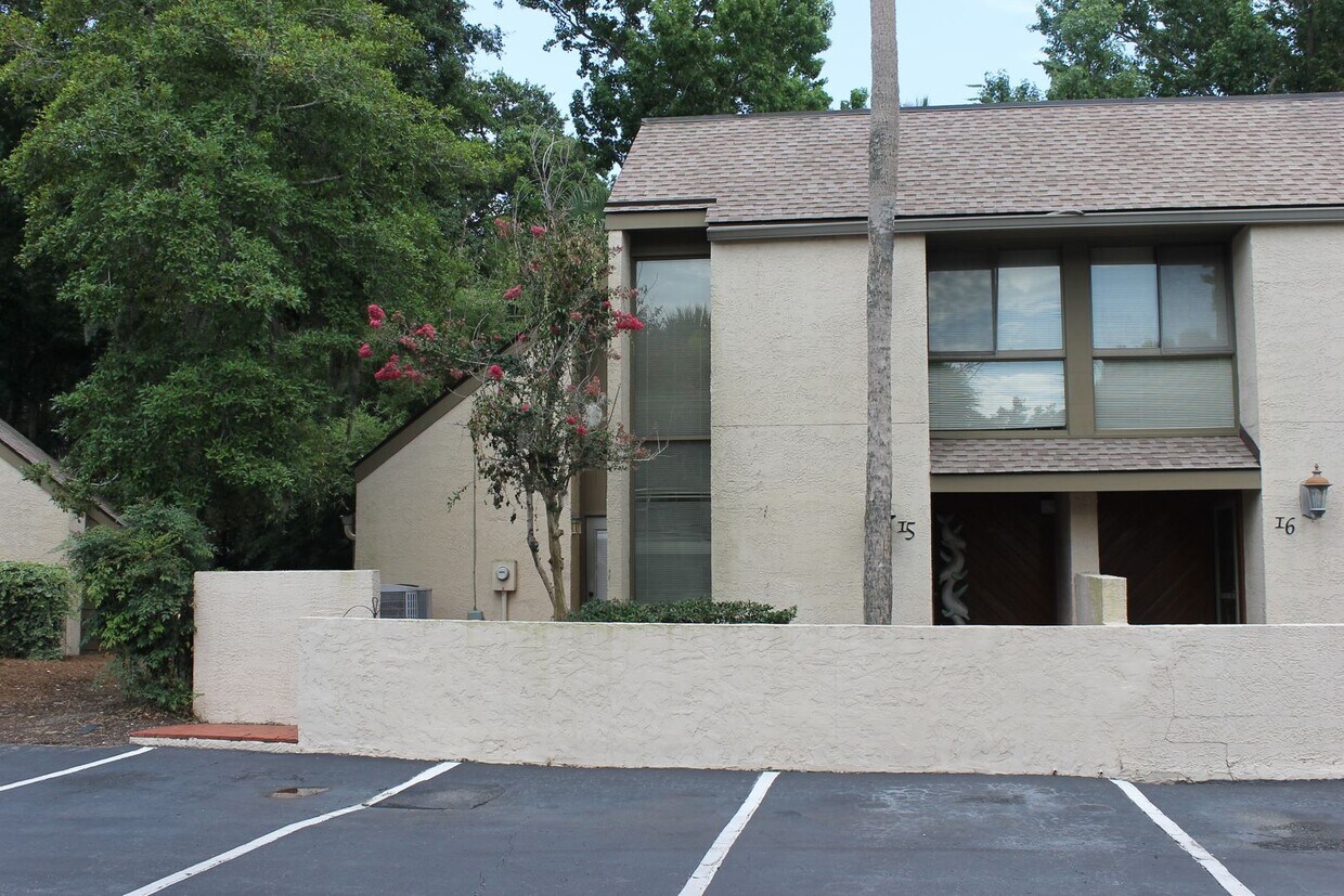 Primary Photo - 11 Tanglewood Dr