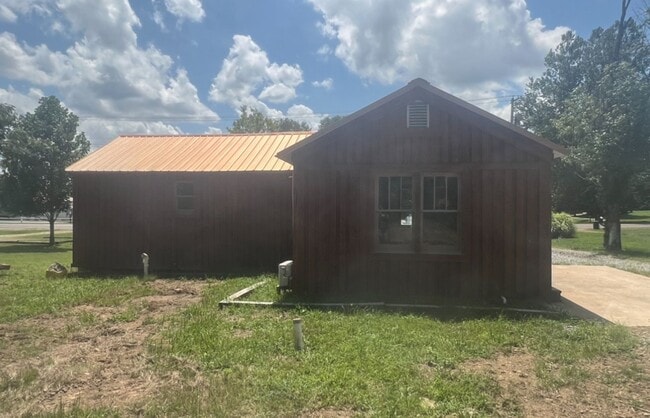 Building Photo - Newly Renovated! - $1,290 Month / $1,900 Down