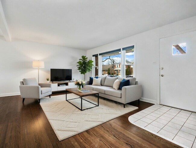 Foto del edificio - 8727 Hamlin Ave
