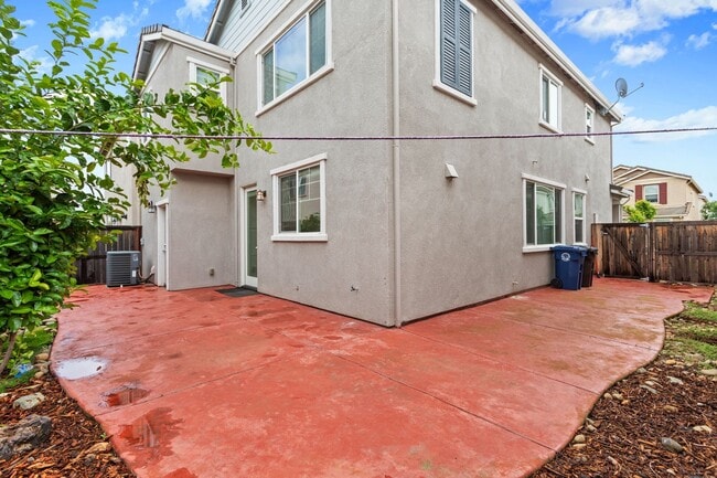 Building Photo - Gorgeous Home, One You Don't Want to Miss!