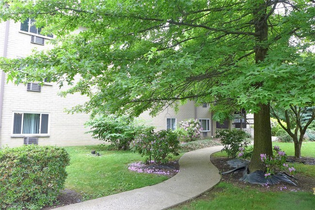 Building Photo - 120 Foxwood Rd