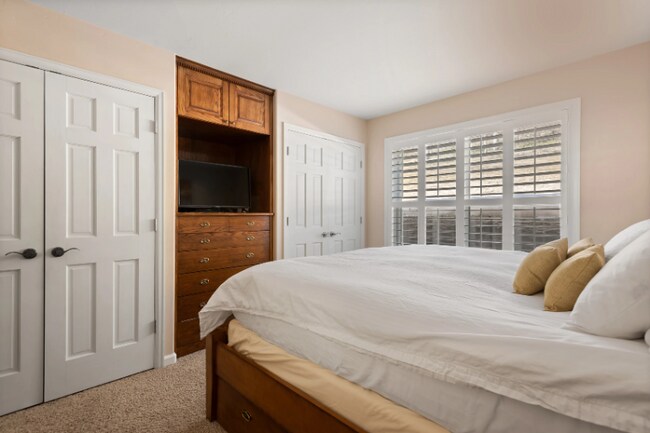 Foto del edificio - 35 Lower Woodbridge Rd