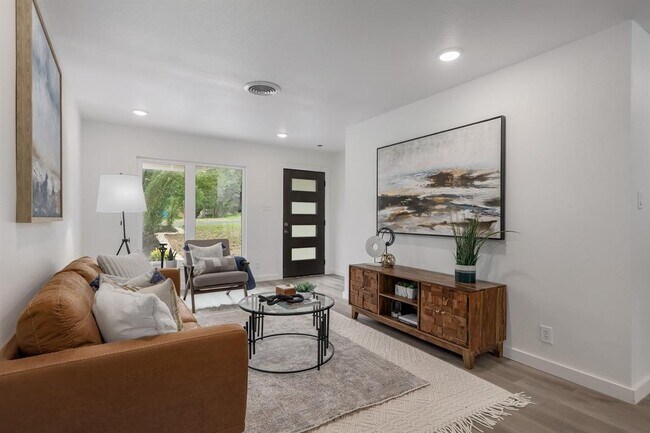 Building Photo - 3300 Catalina Dr