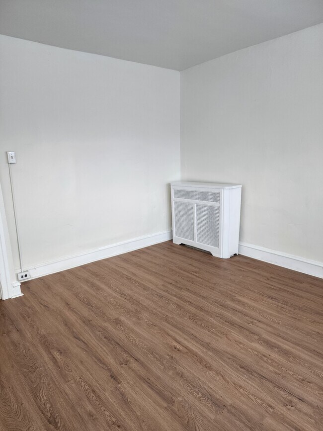 living room - 6201 Lansdowne Ave
