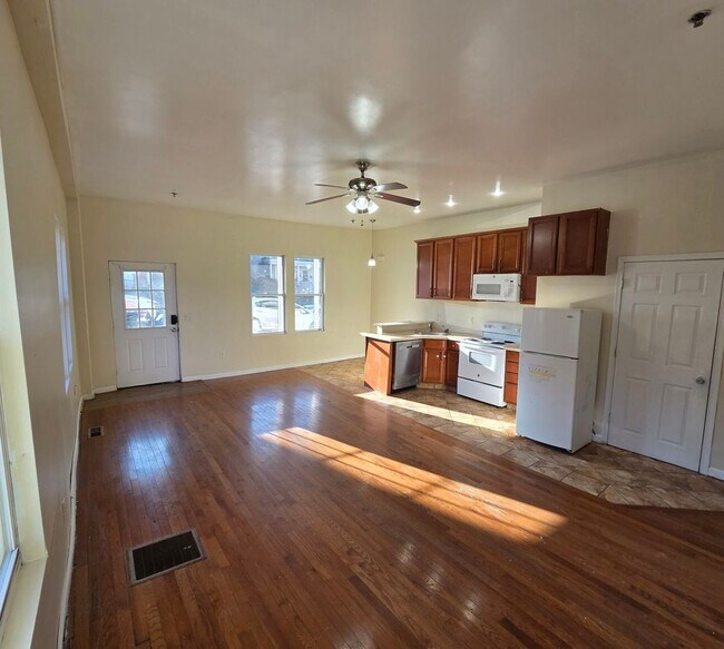 Building Photo - 545 Prescott Ave