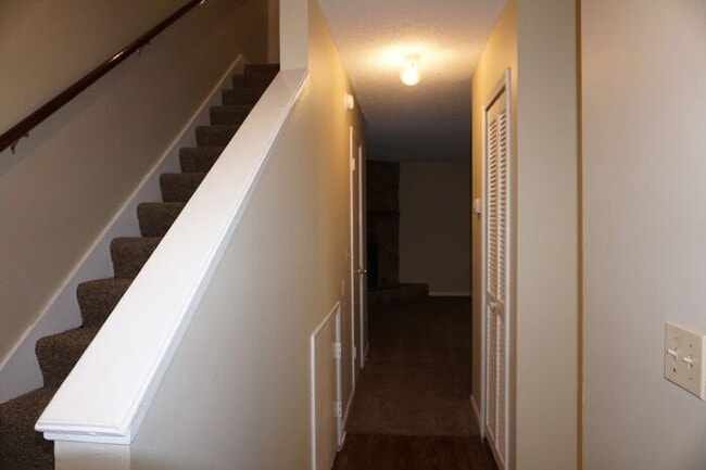Building Photo - 2 Bedroom 2.5 Bath Townhome located in Arl...