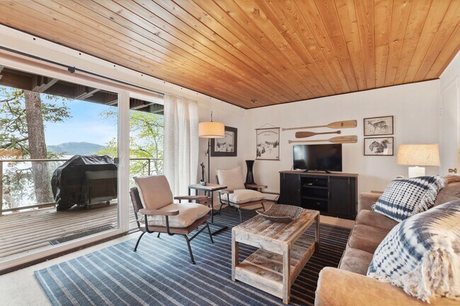 Foto del edificio - 1 bedroom, 1 bath Condo on Whitefish Lake