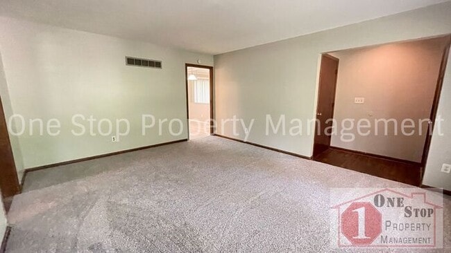 Building Photo - 2 Bedroom, 2 Bathroom Duplex in Raytown, MO