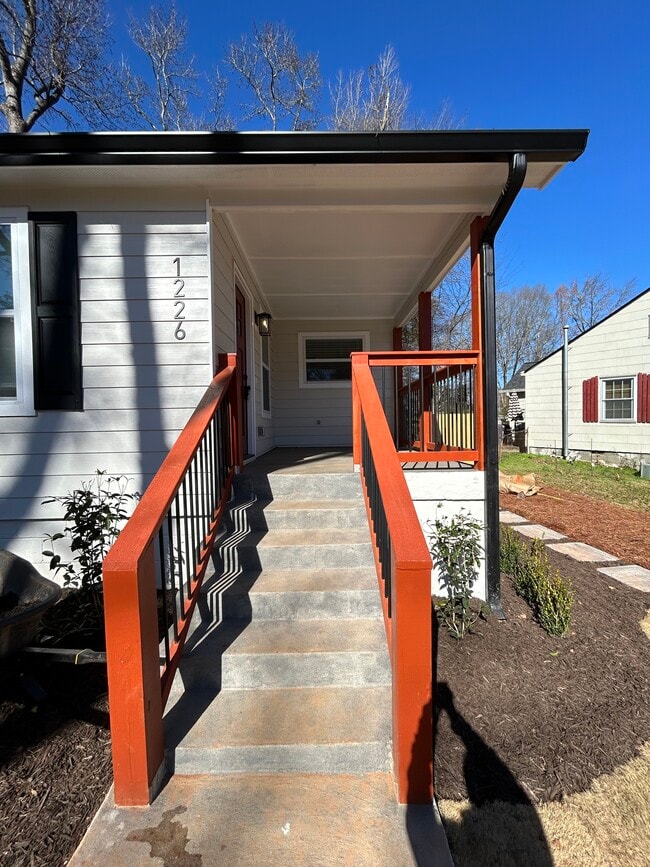 Building Photo - 1226 Beechview Dr SE