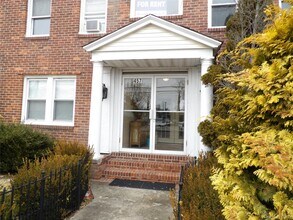 Building Photo - 457 Montauk Hwy