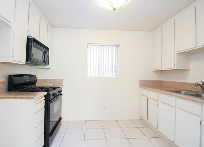 Building Photo - 15040 Moorpark St