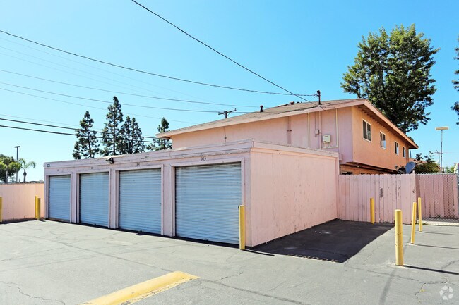 Building Photo - 7191 Maple St