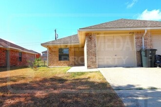 Building Photo - 2802 Alma Dr