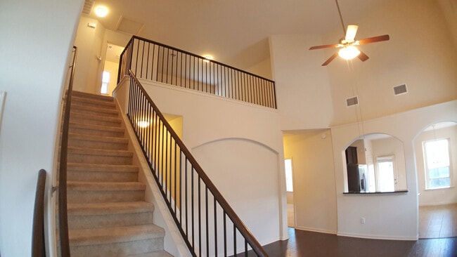 Building Photo - Incredible 3 Bed/2.5 Bath 2-Story home in ...