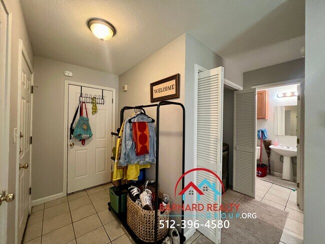 Foto del edificio - Available July 18: 3 bedroom, 2.5 Bath Duplex with Garage and Fenced Yard