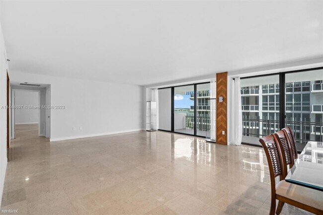 Foto del edificio - 2 br, 2.5 bath Condo - 10205 Collins Ave A...