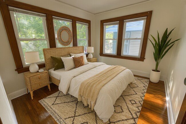 Building Photo - Huge 6 Bed with 2 Bonus Rooms for Den/Offi...