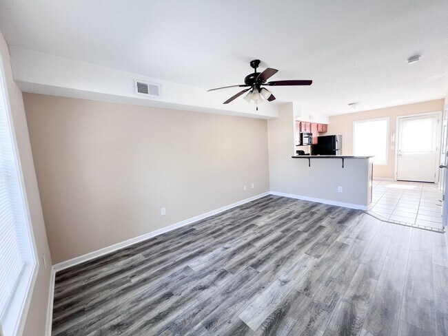 Foto del edificio - 2 Bedroom 1.5 Bathroom Townhome