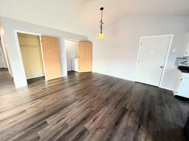 Building Photo - Single Family Home with a fenced in backyard!