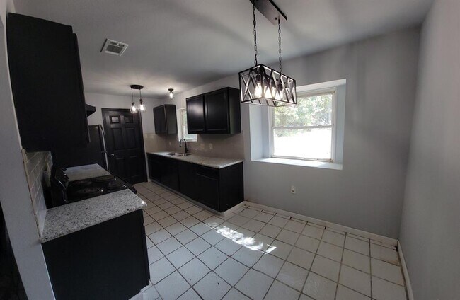 Building Photo - 11849 Doty Dr