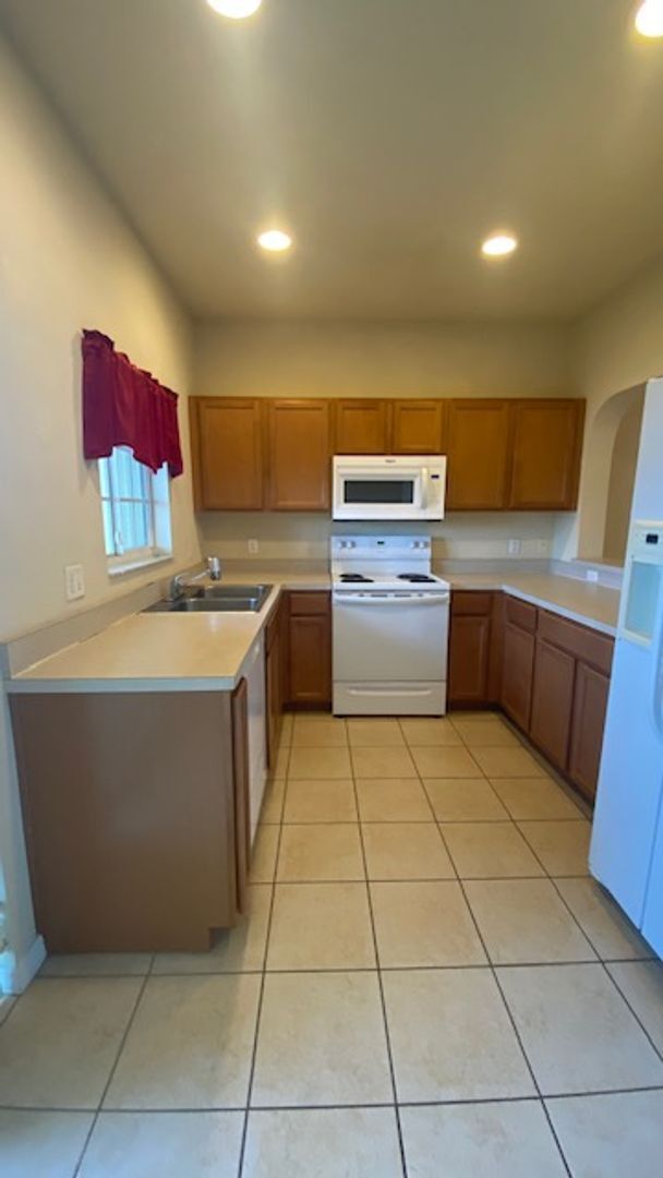 Building Photo - 2-Bedroom, 2.5-Bath in Beautiful Gated Com...