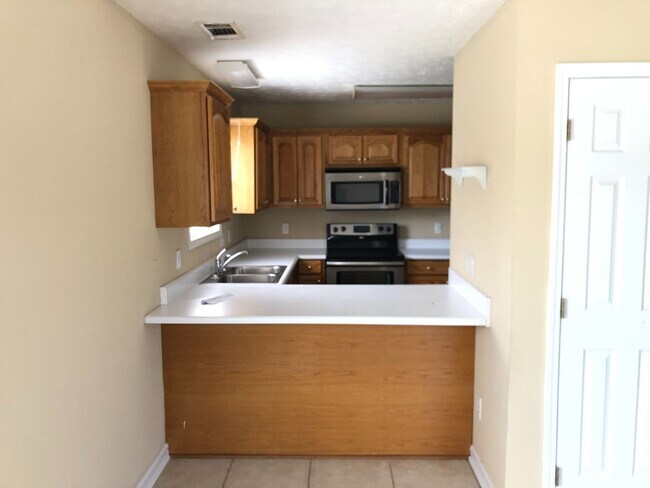 Foto del edificio - 3B/3B Townhome With A Fenced Yard Available Fall 2026!