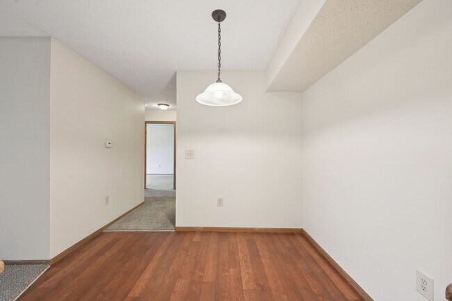 Unidad de apartamento Dooley's Orchard que muestra un área de comedor fuera de la cocina, con un pasillo que conduce a un baño y un dormitorio. - Dooley's Orchard