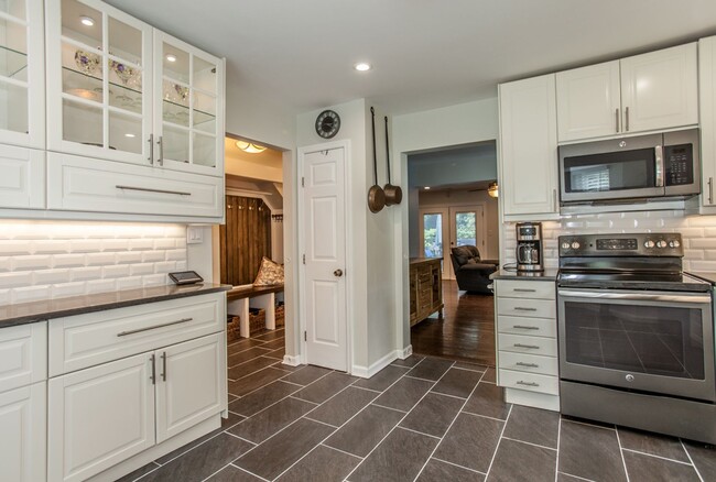 Building Photo - Spacious 3 Bedroom 2.5 Bath Townhome in Wi...