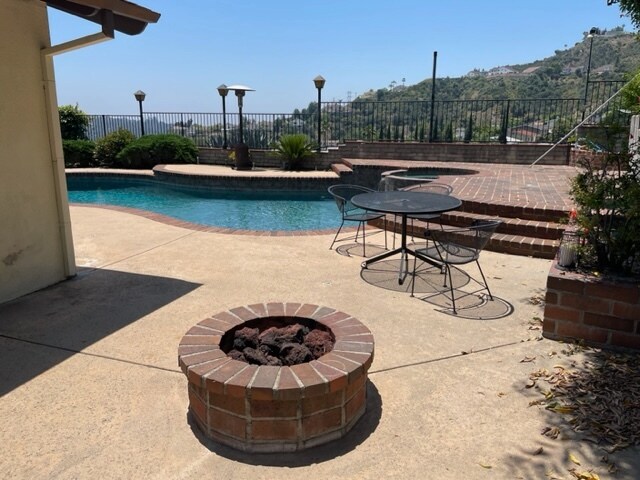 Foto del edificio - 2215 Lenore Dr