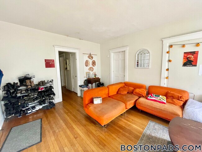 Building Photo - 192 Kelton St