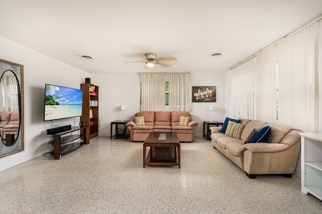 Building Photo - Beachside Home Located a Block from the Beach