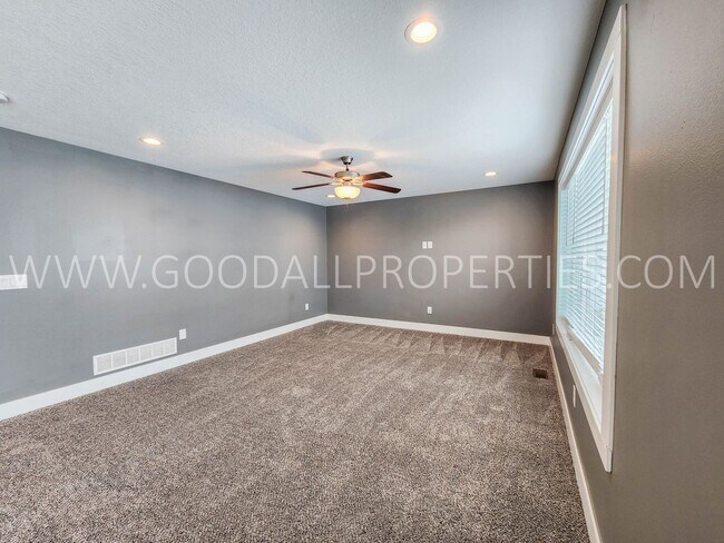 Foto del edificio - A Must See 4 Bedroom 3.5 Baths in Norwalk with a 3 Car Garage!!!