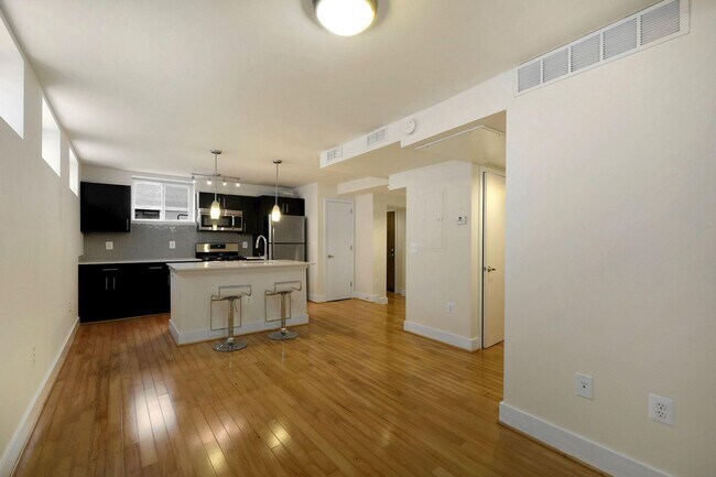 Foto del edificio - 809-811 Otis Pl NW