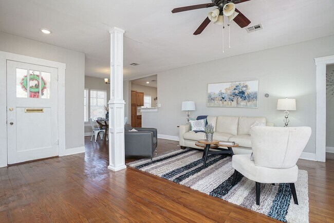 Foto del edificio - Charming 2-Bedroom Bungalow Near Downtown & The Pearl in Alta Vista