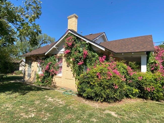 Building Photo - 6 MONTH LEASE! Charming and Spacious 2 Bed...