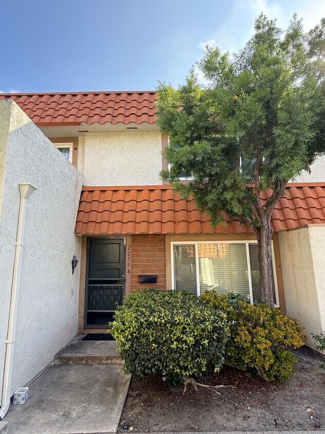 Foto principal - **Coming Soon** Upgraded Lake Forest Condo...