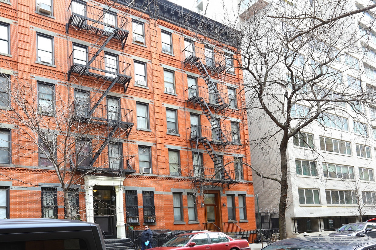 Primary Photo - 425 E 81st St