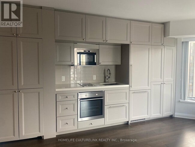 Building Photo - 155 Yorkville Ave