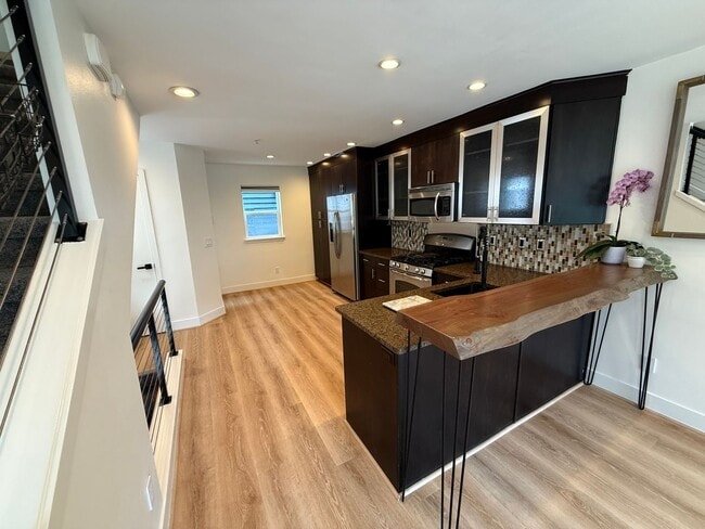 Building Photo - Modern Townhome Just One Block from Green ...