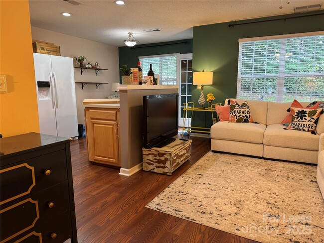Foto del edificio - 8763 Robinson Forest Dr