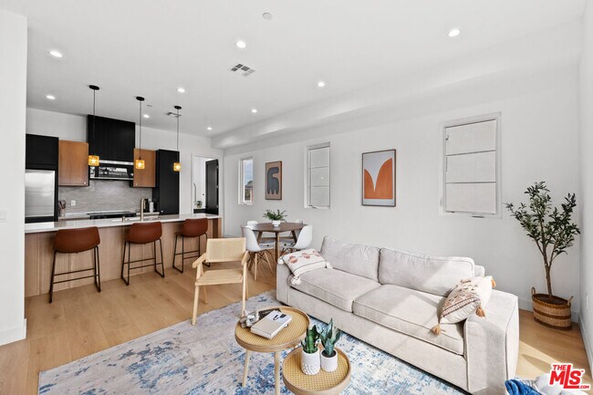 Foto del edificio - 2324 S Dunsmuir Ave