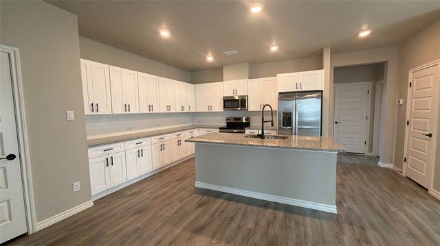 Foto del edificio - 909 Blossom Ln