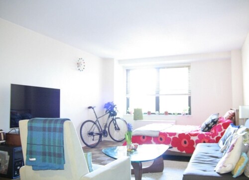 Foto principal - 325 E 40th St