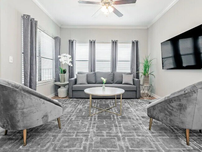 Foto del edificio - 4 Bedroom Condo In the UT Campus Area